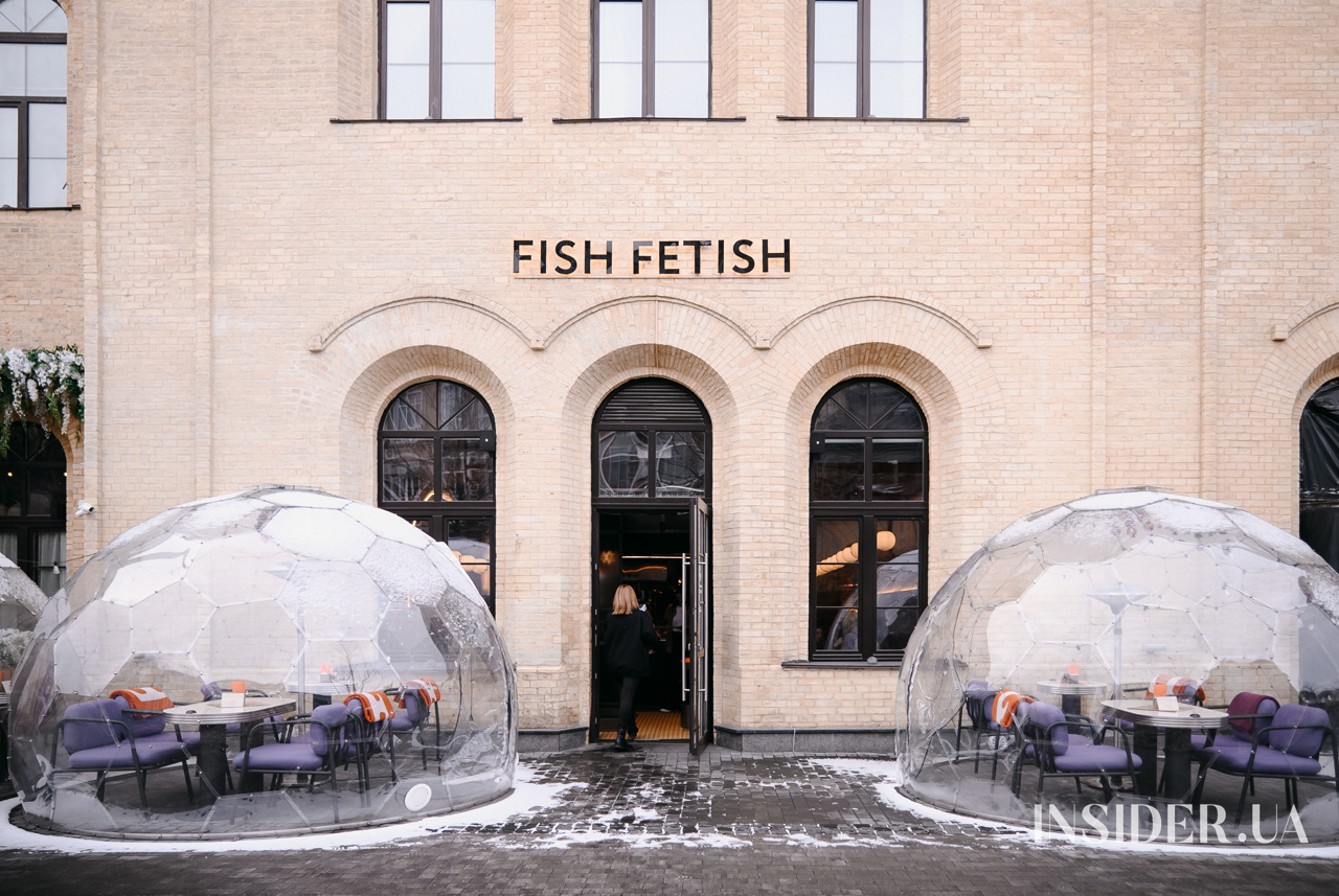 Тарас Цимбалюк та інші зірки стали офіціантами на благодійному заході у Fish Fetish