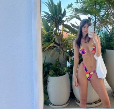 Яркие бикини и игристое: Эмили Ратаковски отдыхает на Каймановых островах