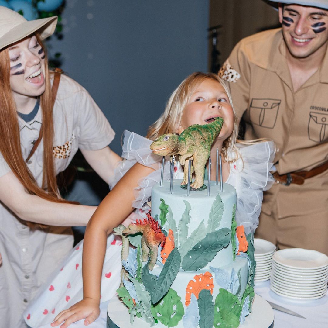 Динозавры и торт: экс-жена Олега Гусева показала, как отметила 8-летие дочери
