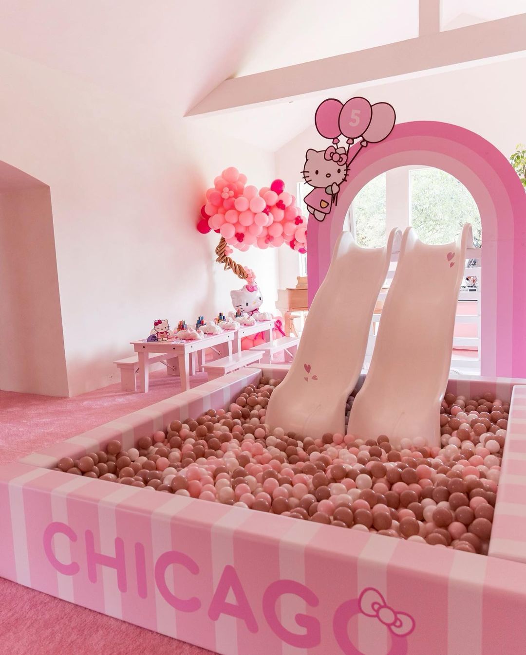 В стиле Hello Kitty: как Ким Кардашьян отметила 5-летие дочери