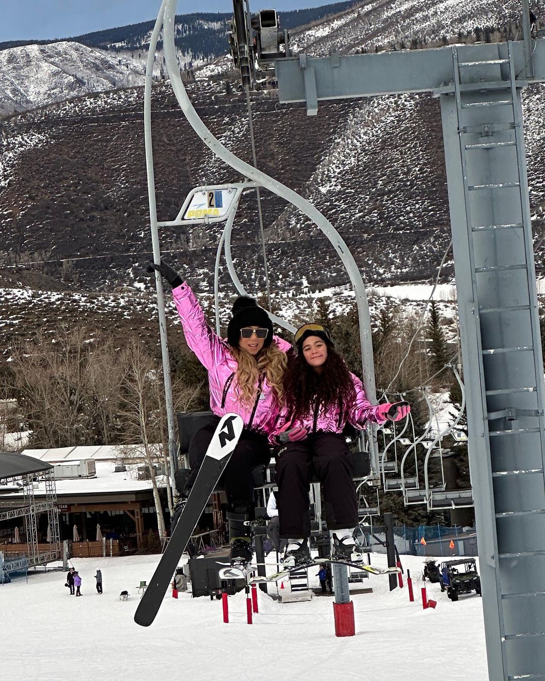 Family look: Мэрайя Кэри с дочерью на горнолыжном курорте