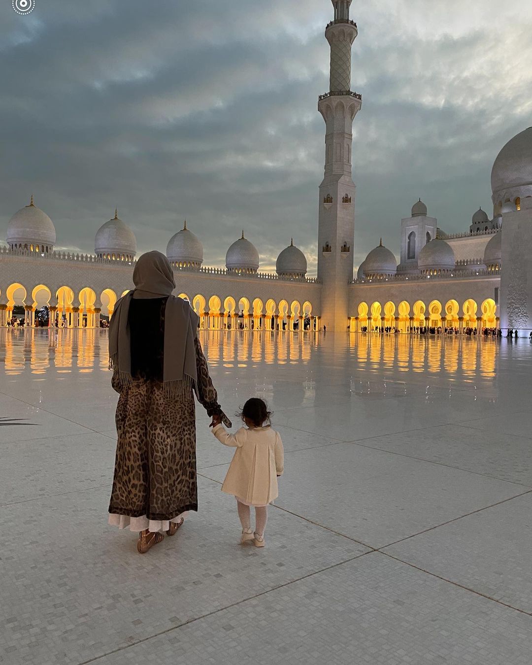 Рідкісні кадри: Наомі Кемпбелл із дочкою побувала у мечеті шейха Зайда