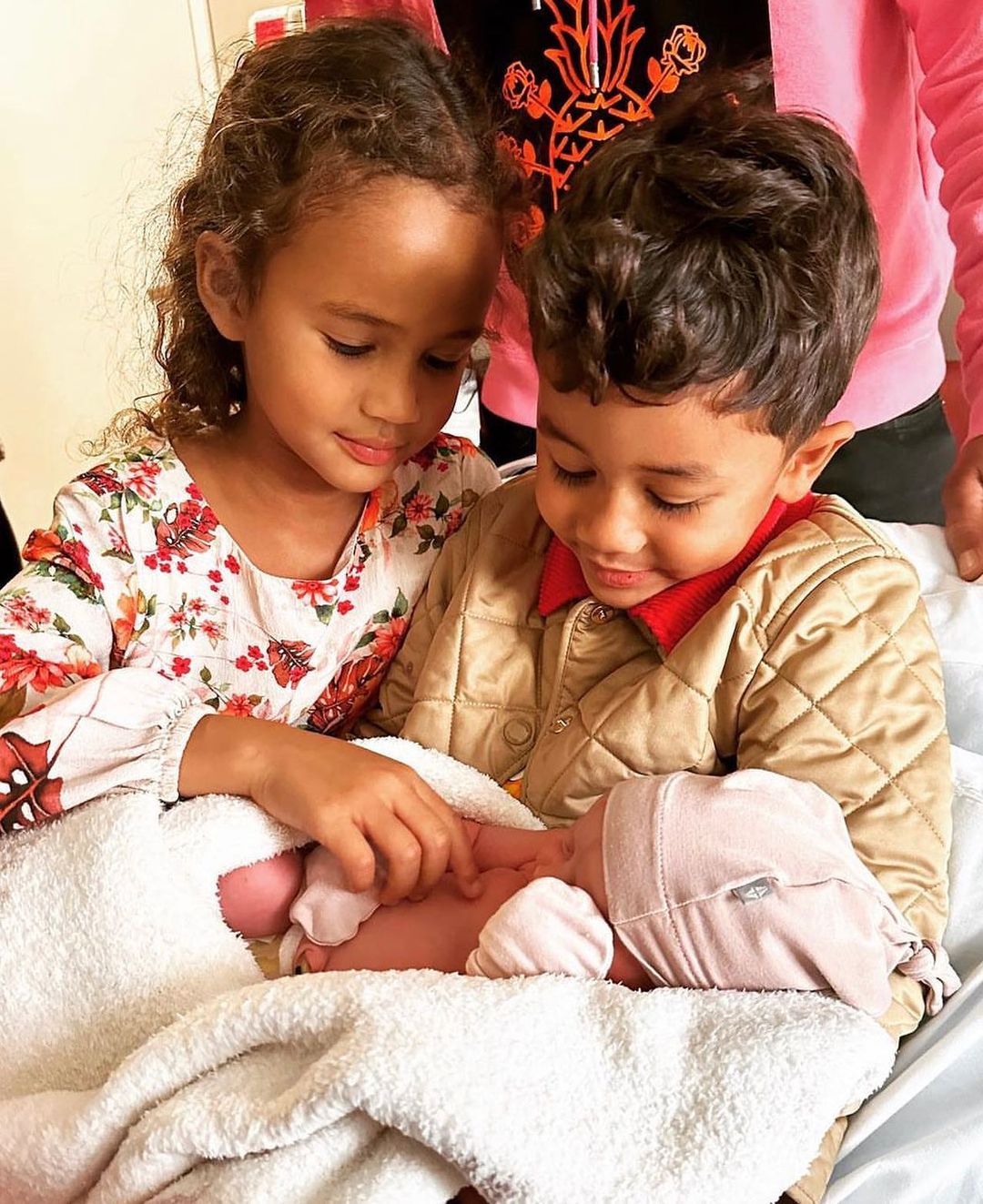 Джон Ледженд і Кріссі Тейген показали першу світлину новонародженої доньки
