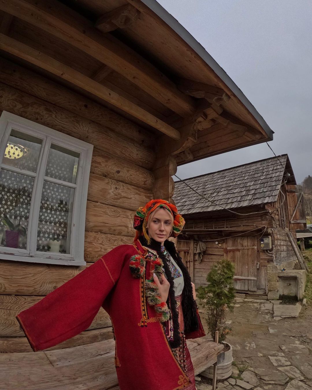 Леся Нікітюк приміряла гуцульський костюм у Косові