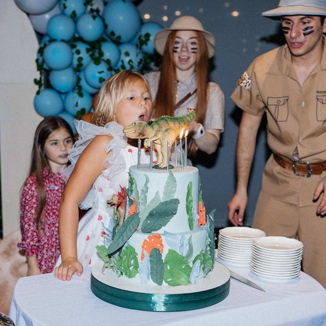 Динозаври і торт: ексдружина Олега Гусєва показала, як відзначила 8-річчя доньки