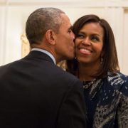Красивий хід: як Мішель Обама за допомогою помади закликає голосувати на президентських виборах