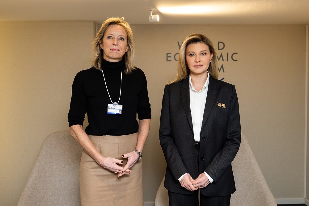 Монохром і брошка-колосок: Олена Зеленська на зустрічі з міністеркою оборони Нідерландів