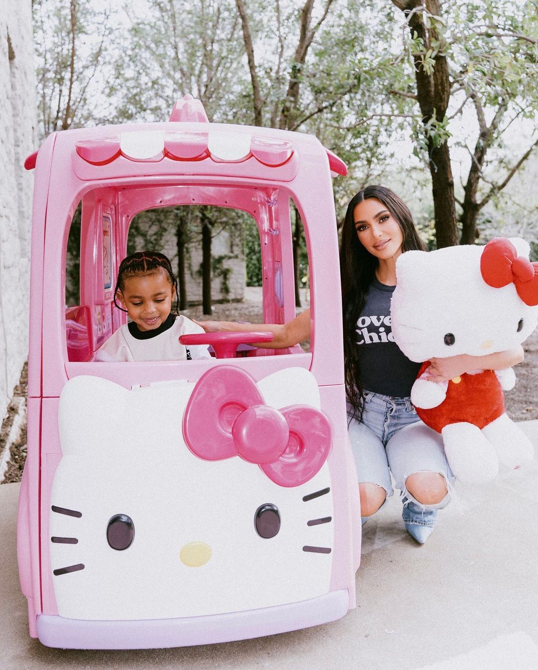 В стиле Hello Kitty: как Ким Кардашьян отметила 5-летие дочери