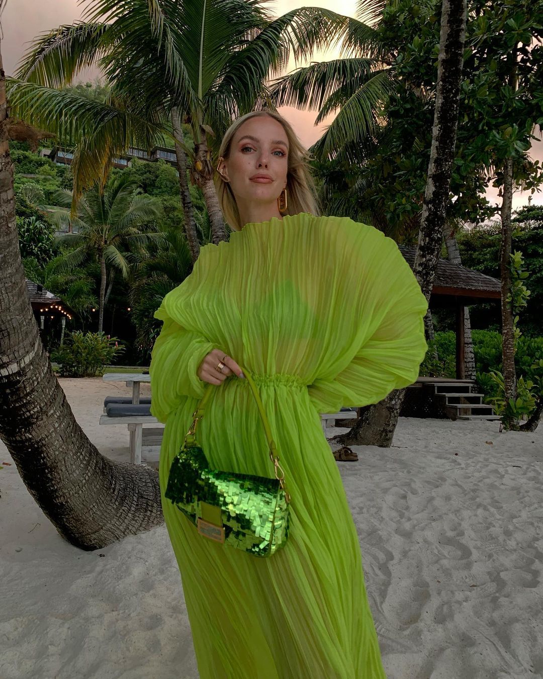 Носители: Леони Ханне в платье J’amemme на Сейшельских островах