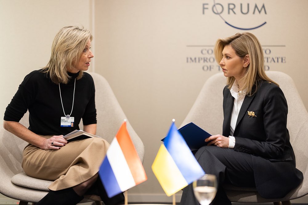 Монохром і брошка-колосок: Олена Зеленська на зустрічі з міністеркою оборони Нідерландів