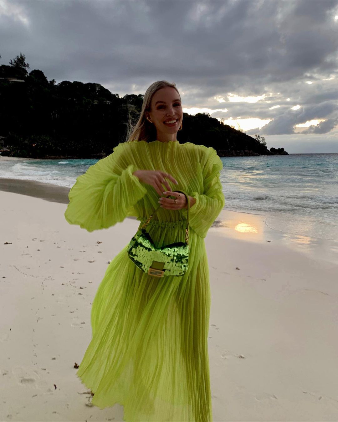 Носители: Леони Ханне в платье J’amemme на Сейшельских островах