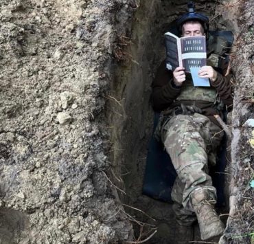 Писатель Тимоти Снайдер опубликовал фото украинского военного с его книгой в окопе