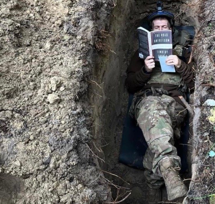 Писатель Тимоти Снайдер опубликовал фото украинского военного с его книгой в окопе