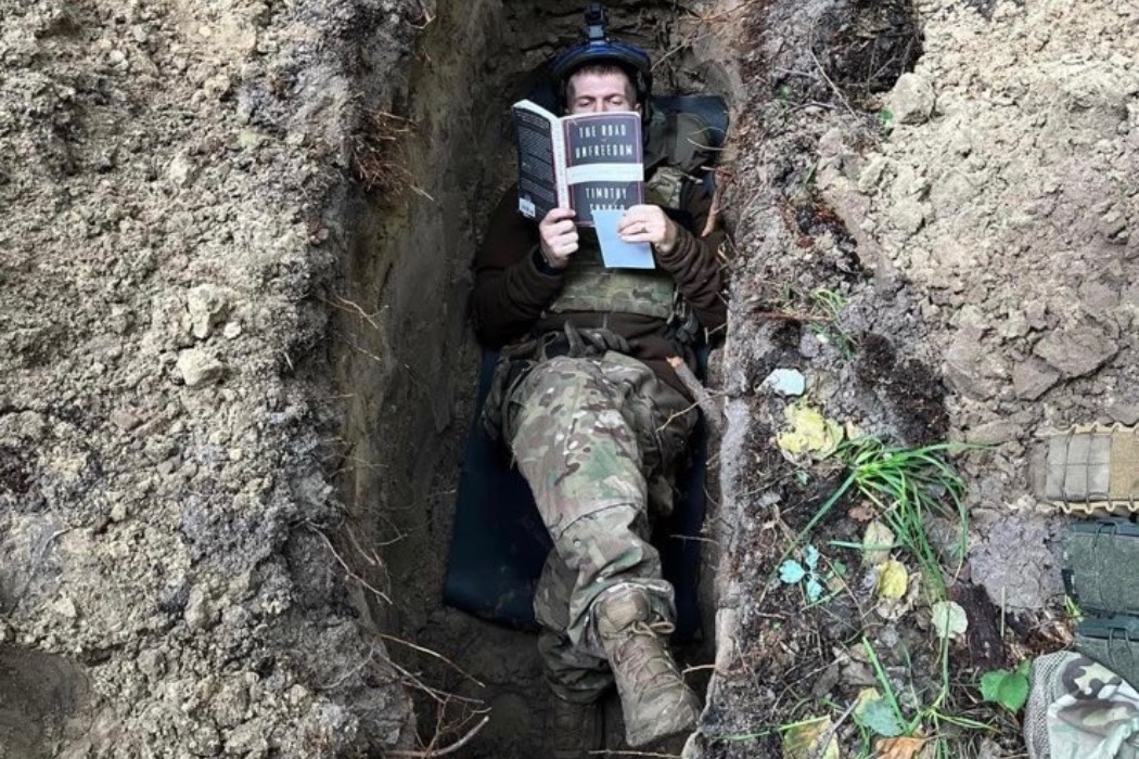 Письменник Тімоті Снайдер опублікував фото українського військового з його книгою в окопі