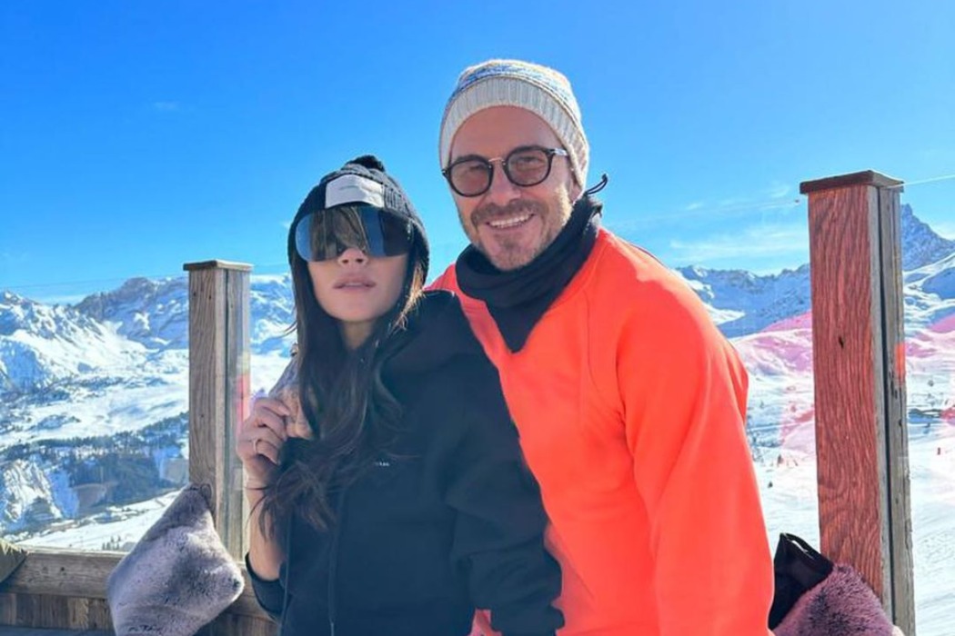 Дэвид и Виктория Бекхэм отправились в Альпы в комбо-нарядах Prada