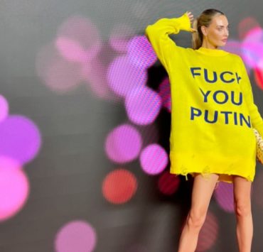 Образ дня: Аліна Байкова у светрі з хльостким слоганом на вечірці в Нью-Йорку