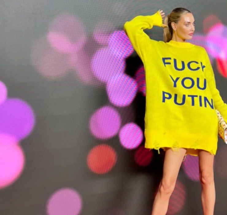 Образ дня: Алина Байкова в свитере с хлестким слоганом на вечеринке в Нью-Йорке