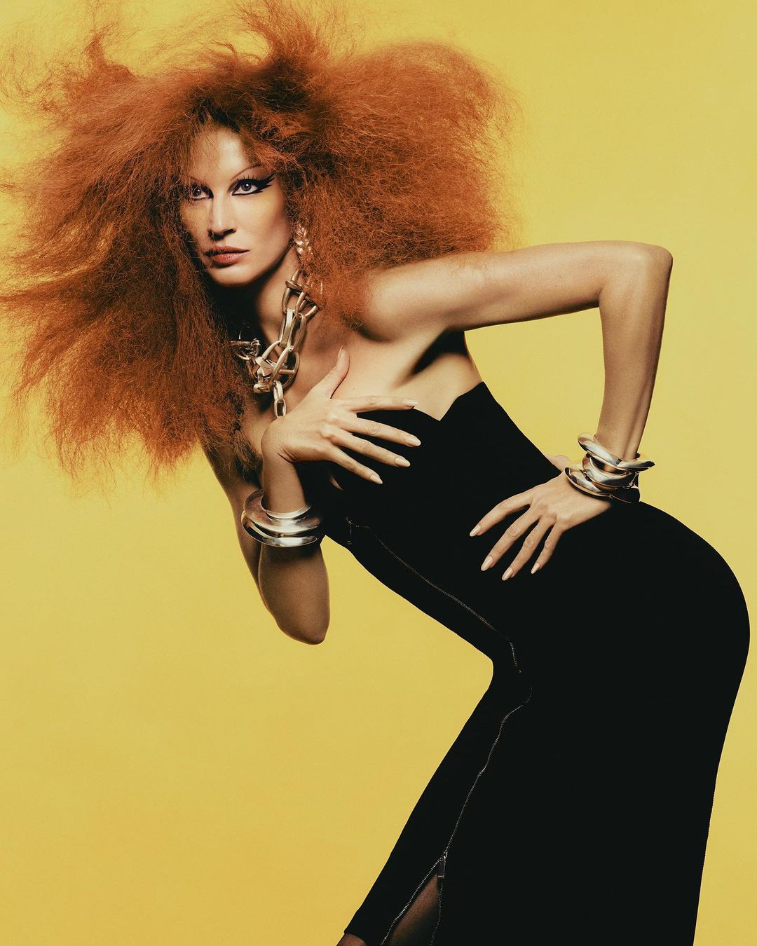 Не узнать! Жизель Бюндхен в яркой съемке итальянского Vogue