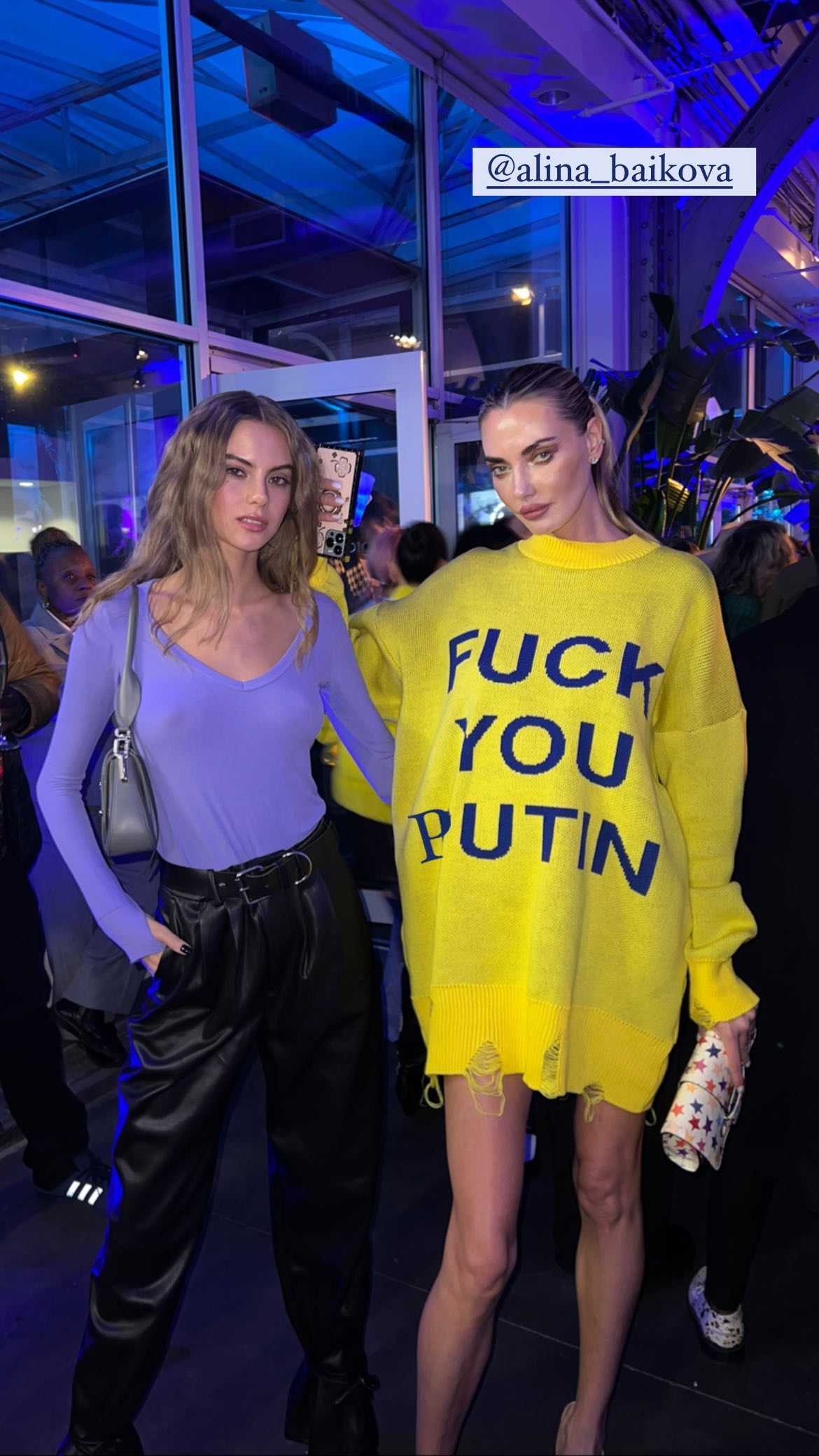 Образ дня: Алина Байкова в свитере с хлестким слоганом на вечеринке в Нью-Йорке