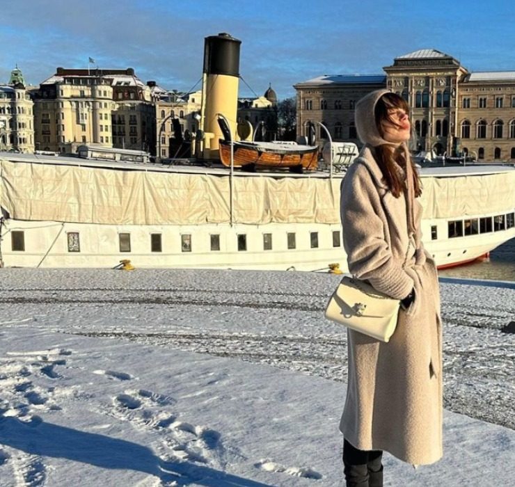 Носители: Лили Коллинз примерила шапку GUNIA Project на отдыхе в Швеции