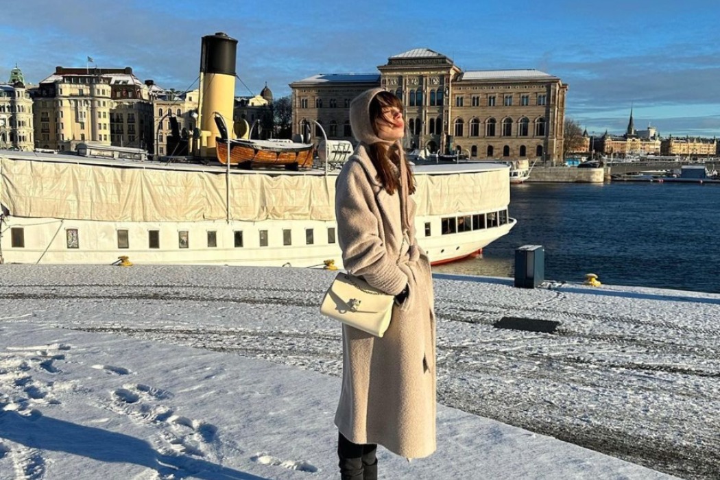 Носії: Лілі Коллінз приміряла шапку GUNIA Project на відпочинку у Швеції