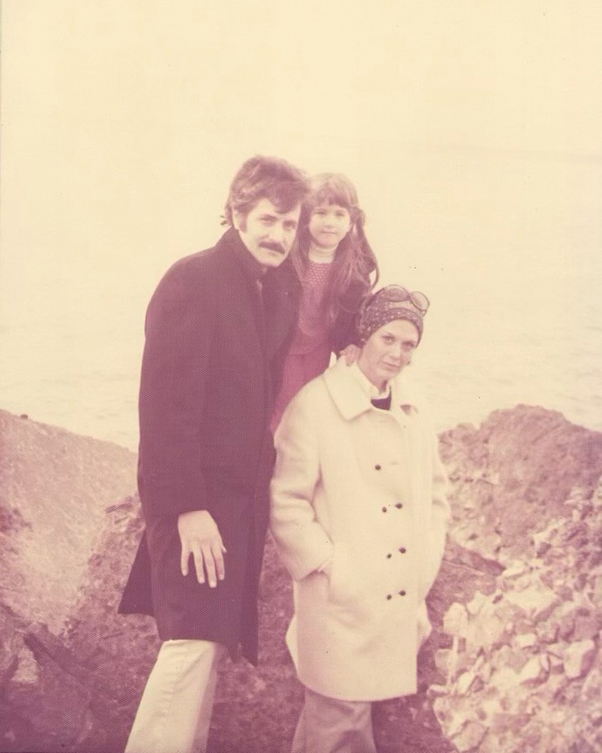 Дженнифер Энистон поделилась архивным фото с родителями