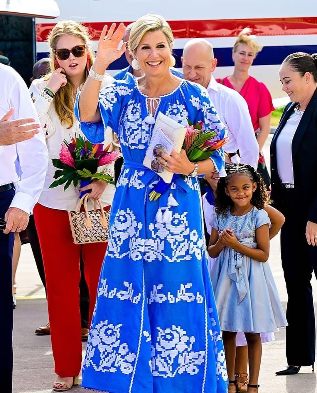 Носители: королева-консорт Нидерландов Максима в платье-вышиванке Foberini