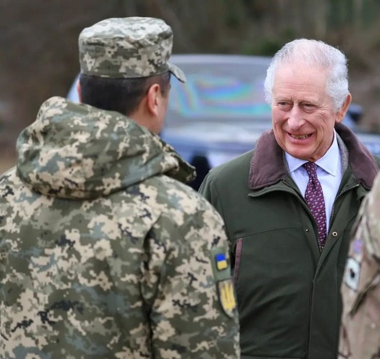 Король Карл III посетил украинских военных в тренировочном лагере Уилтшир