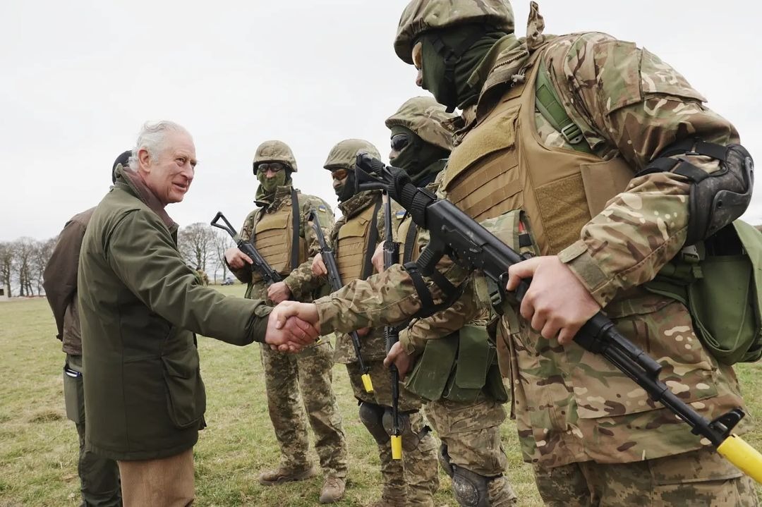 Король Карл III відвідав українських військових у тренувальному таборі Вілтшир