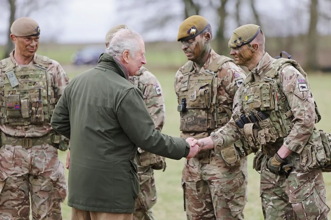 Король Карл III відвідав українських військових у тренувальному таборі Вілтшир