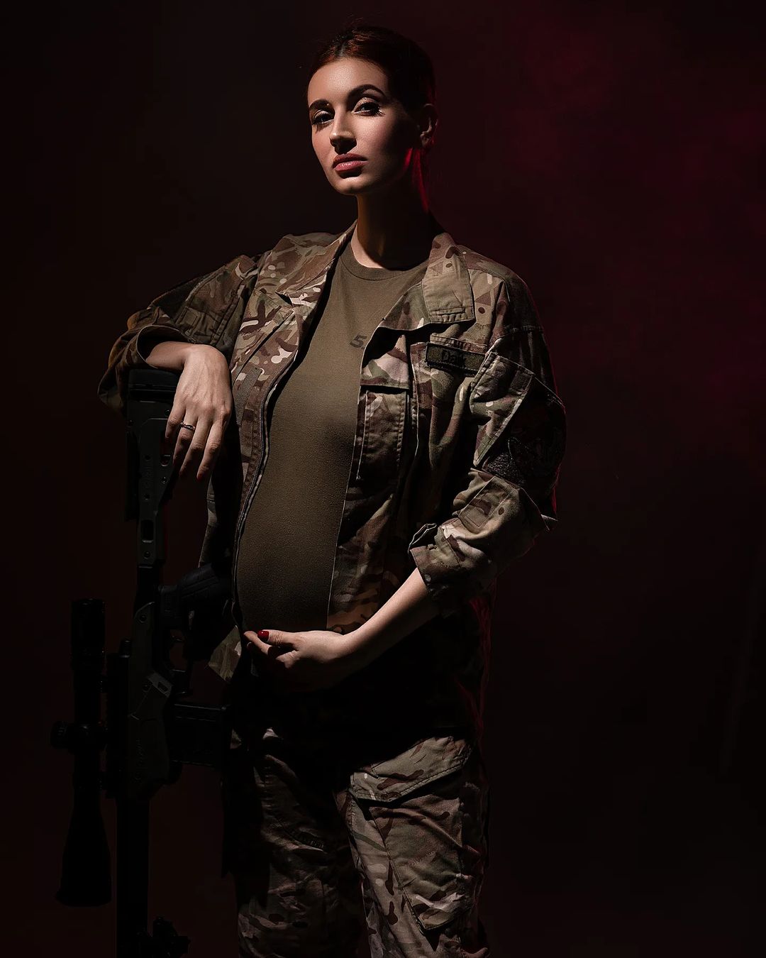 Снайперка Євгенія Емеральд знялася у стильній «вагітній» фотосесії