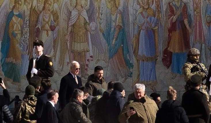 Кадр дня: Джо Байден прибув до Києва напередодні річниці вторгнення РФ