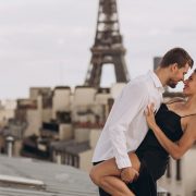 Зірковий стрітстайл із Парижа: Леоні Ханне, Вінні Гарлоу та інші гості Тижня високої моди