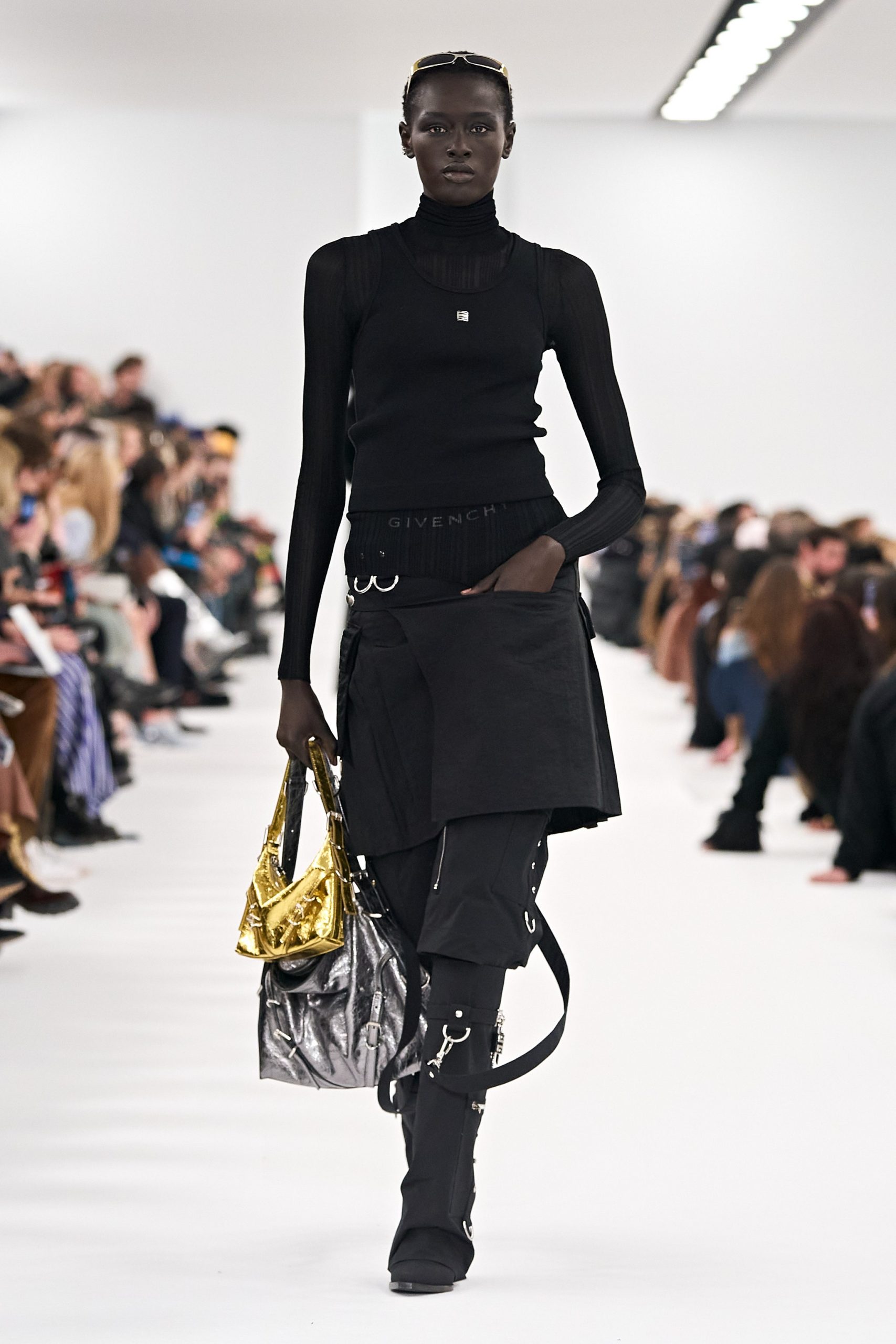 Микс строгой классики и свободного стритвира в коллекции Givenchy