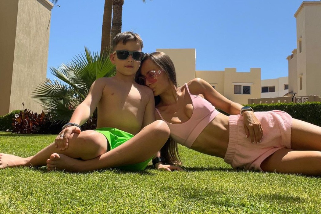 Summer mood: Ксения Мишина с сыном отдыхает в Египте