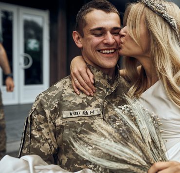 Тренд на любовь: звездные пары рассказывают, как поженились во время войны