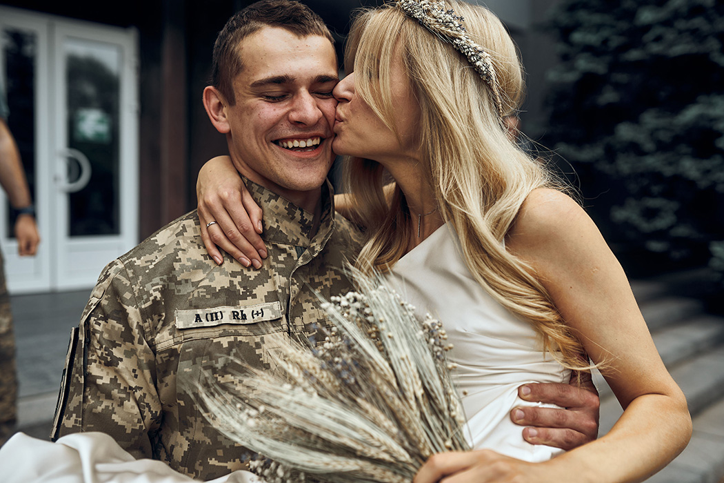 Тренд на любовь: звездные пары рассказывают, как поженились во время войны