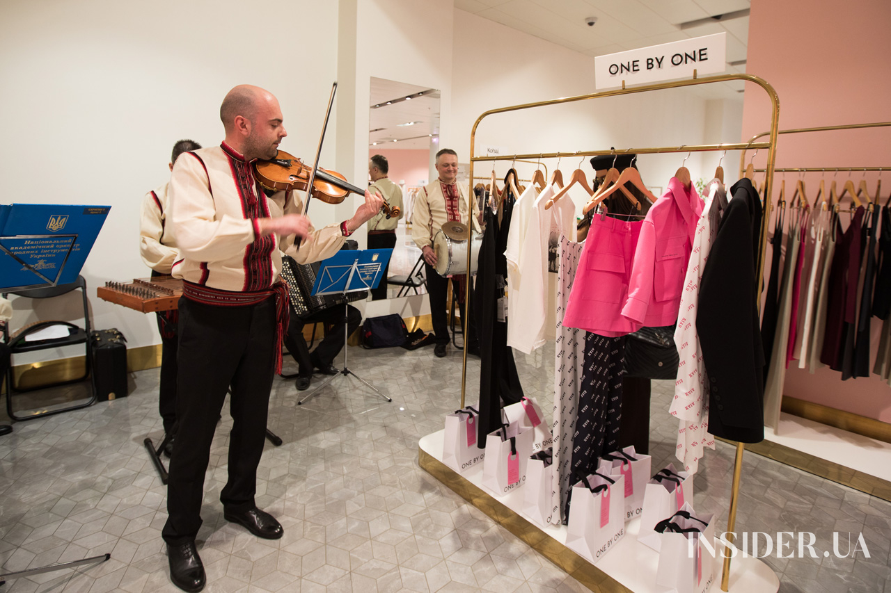 Анна Трінчер, Наталка Денисенко та інші гості презентації колекції One by One в ЦУМі