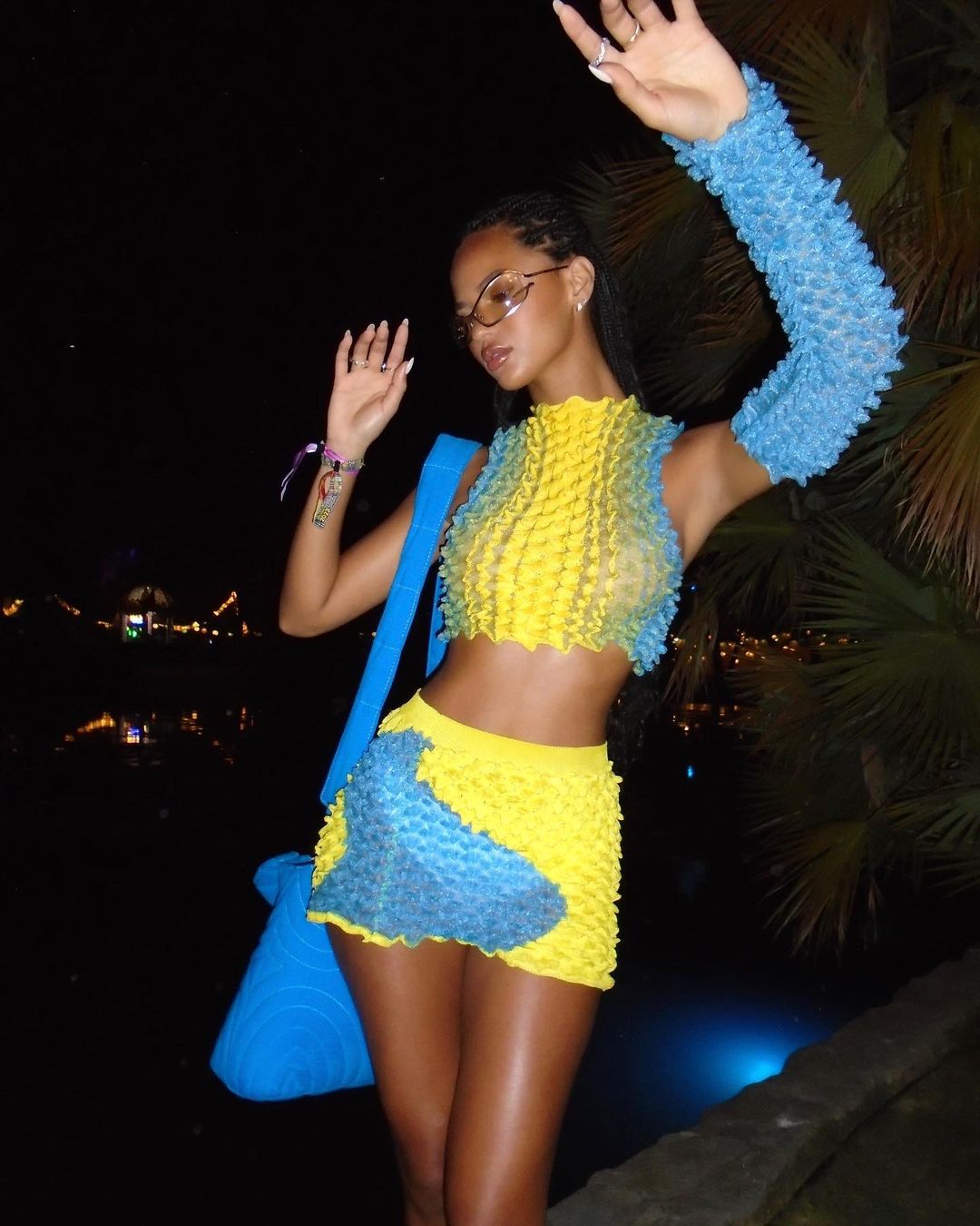 В сине-желтых тонах: Джулиана Налу на «Коачелле» в костюме Chet Lo