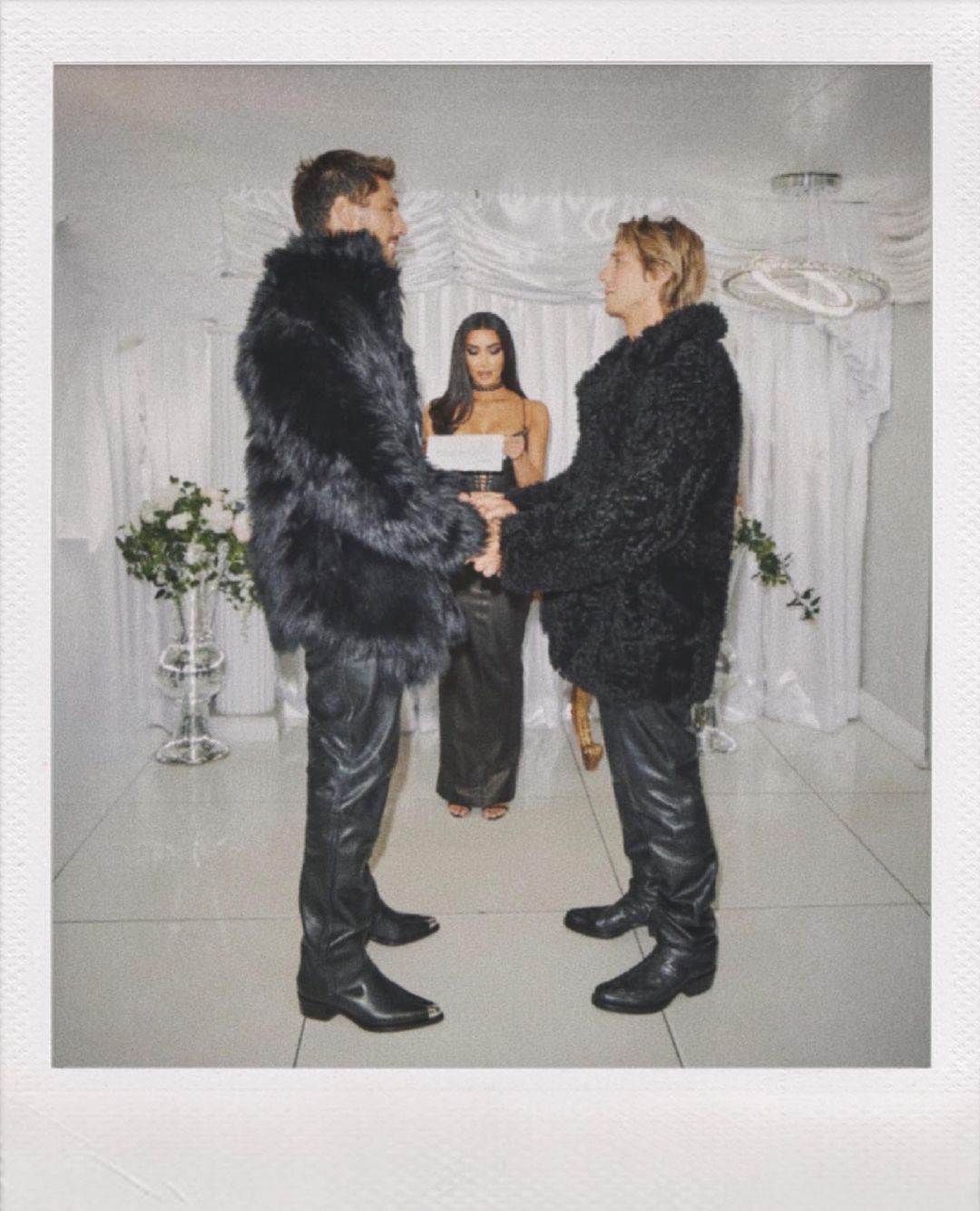 Ким Кардашьян провела свадебную церемонию своего стилиста Криса Эпплтона