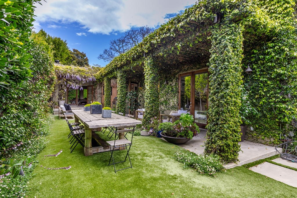 Брэдли Купер продает свой первый дом в Лос-Анджелесе: рассматриваем интерьер