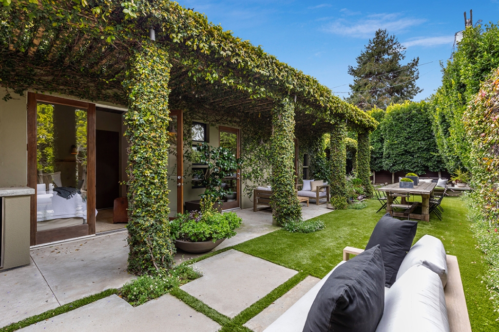 Брэдли Купер продает свой первый дом в Лос-Анджелесе: рассматриваем интерьер