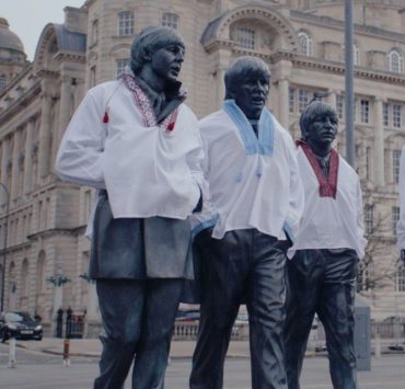 У Ліверпулі пам&#8217;ятник гурту The Beatles одягли у вишиванки