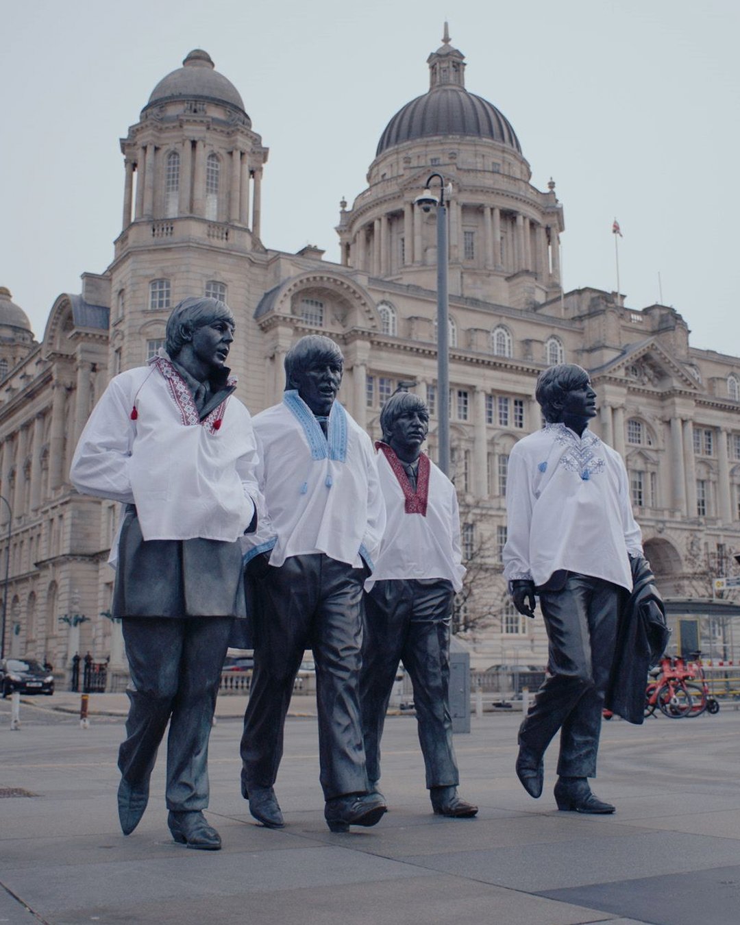 В Ливерпуле памятник группы The Beatles одели в вышиванки