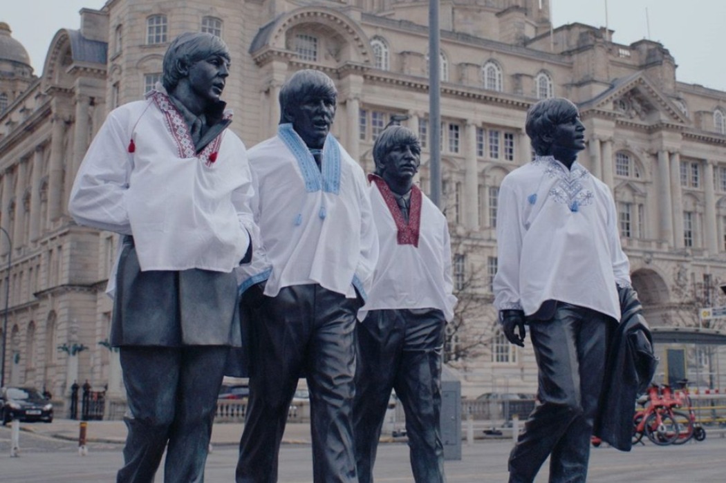 В Ливерпуле памятник группы The Beatles одели в вышиванки