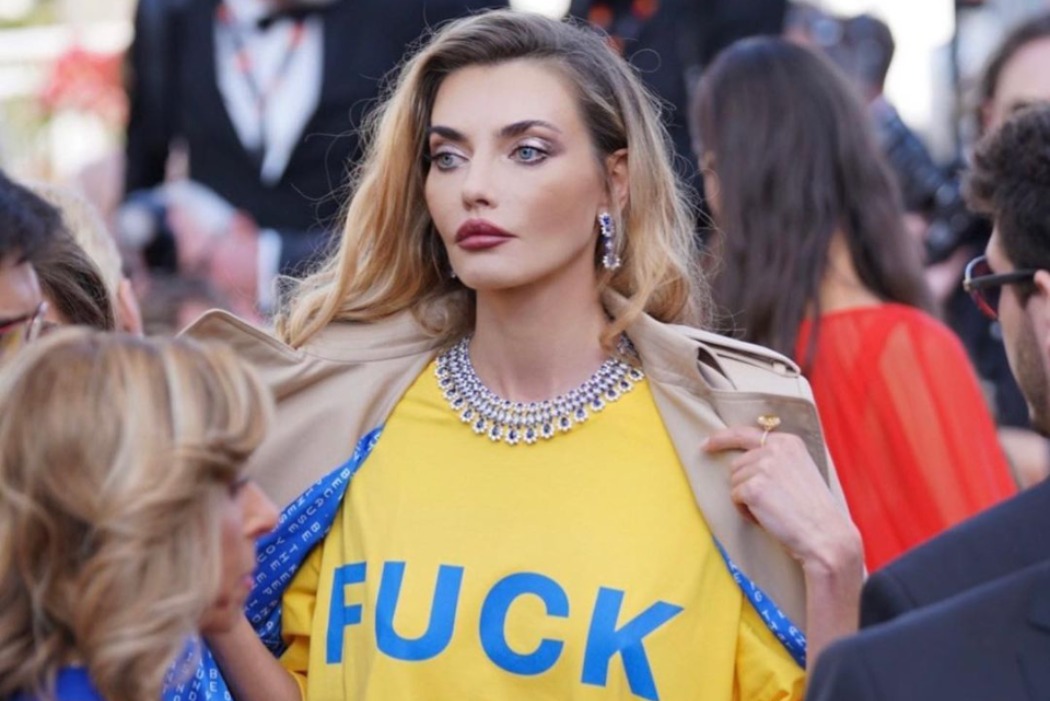 Яркий выход: Алина Байкова в футболке с хлестким слоганом в Каннах