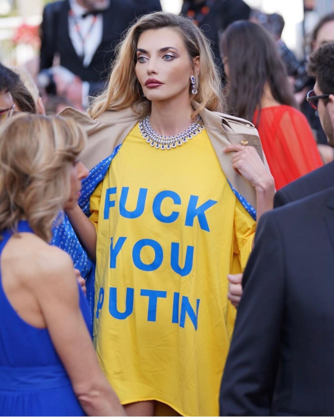 Яскравий вихід: Аліна Байкова у футболці з хльостким слоганом в Каннах