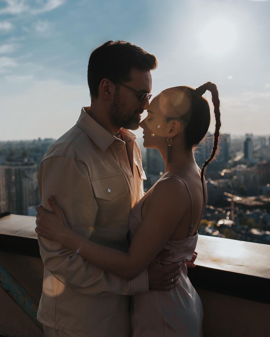 З видом на місто: Тимур та Інна Мірошниченки влаштували романтичну фотосесію