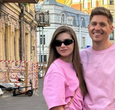 Family look: Владимир Остапчук с любимой прогулялся по праздничному Киеву
