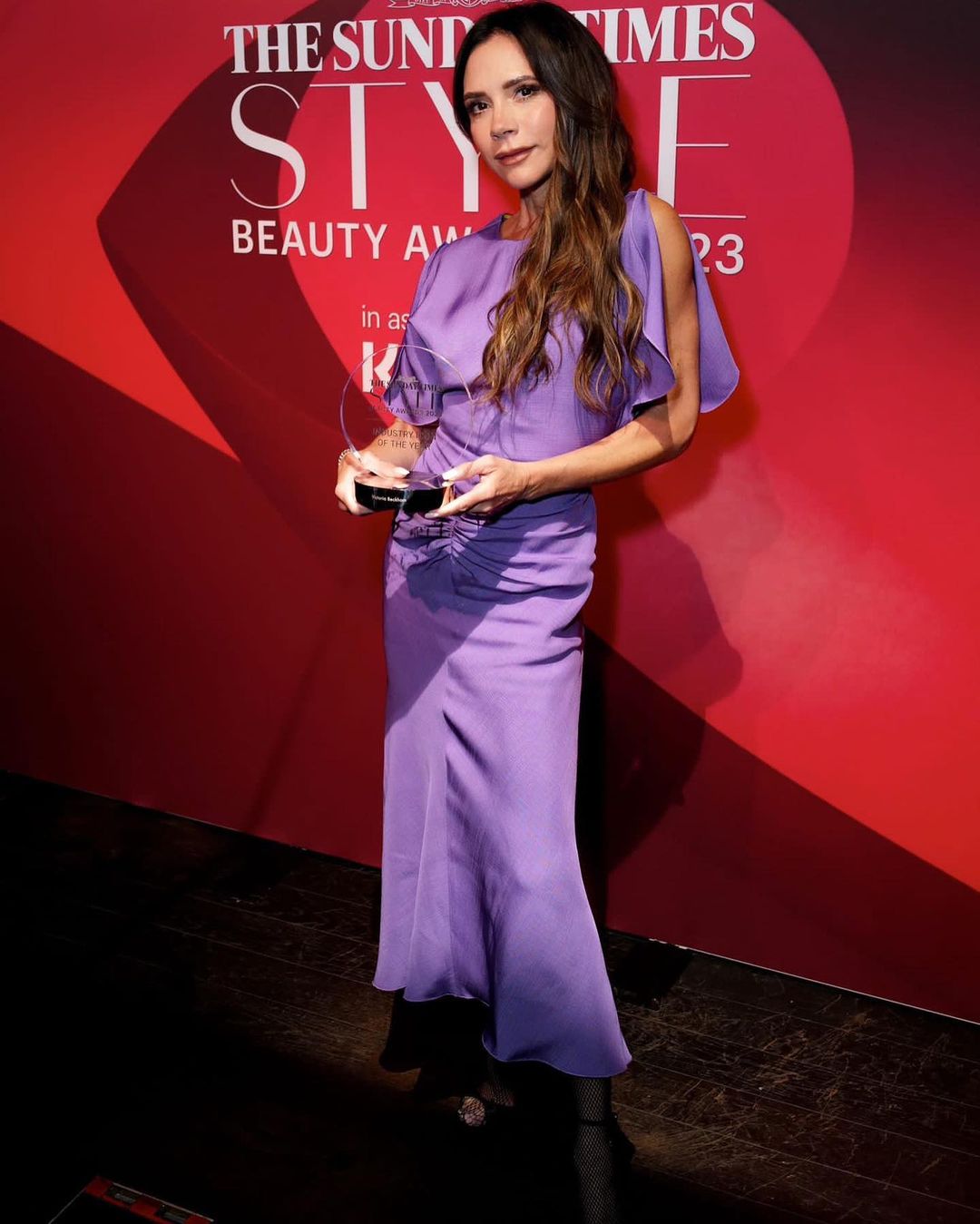 Яскравий вихід: Вікторія Бекхем на церемонії Beauty Awards – 2023